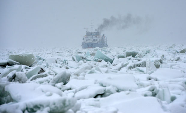 И ледоломца заробио лед